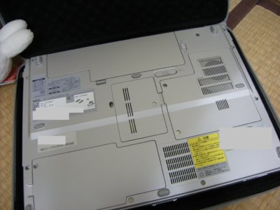 NEC PC-LL550HG1Tの底面