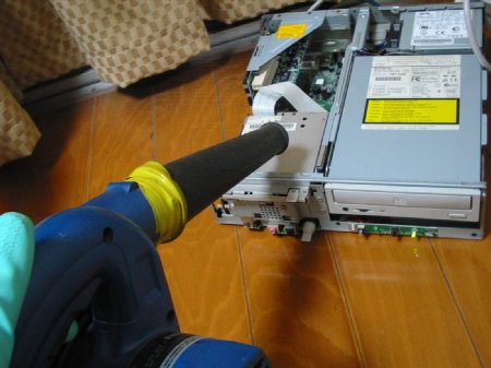 NEC Mate NX PC-MA66Hにたまった埃を強い風で吹き飛ばす