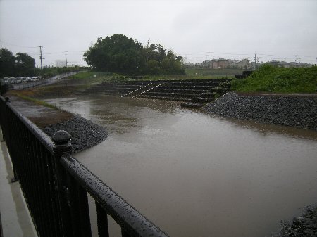 坪井近隣公園の越流堰