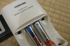 東芝製の充電器とニッケル水素蓄電池